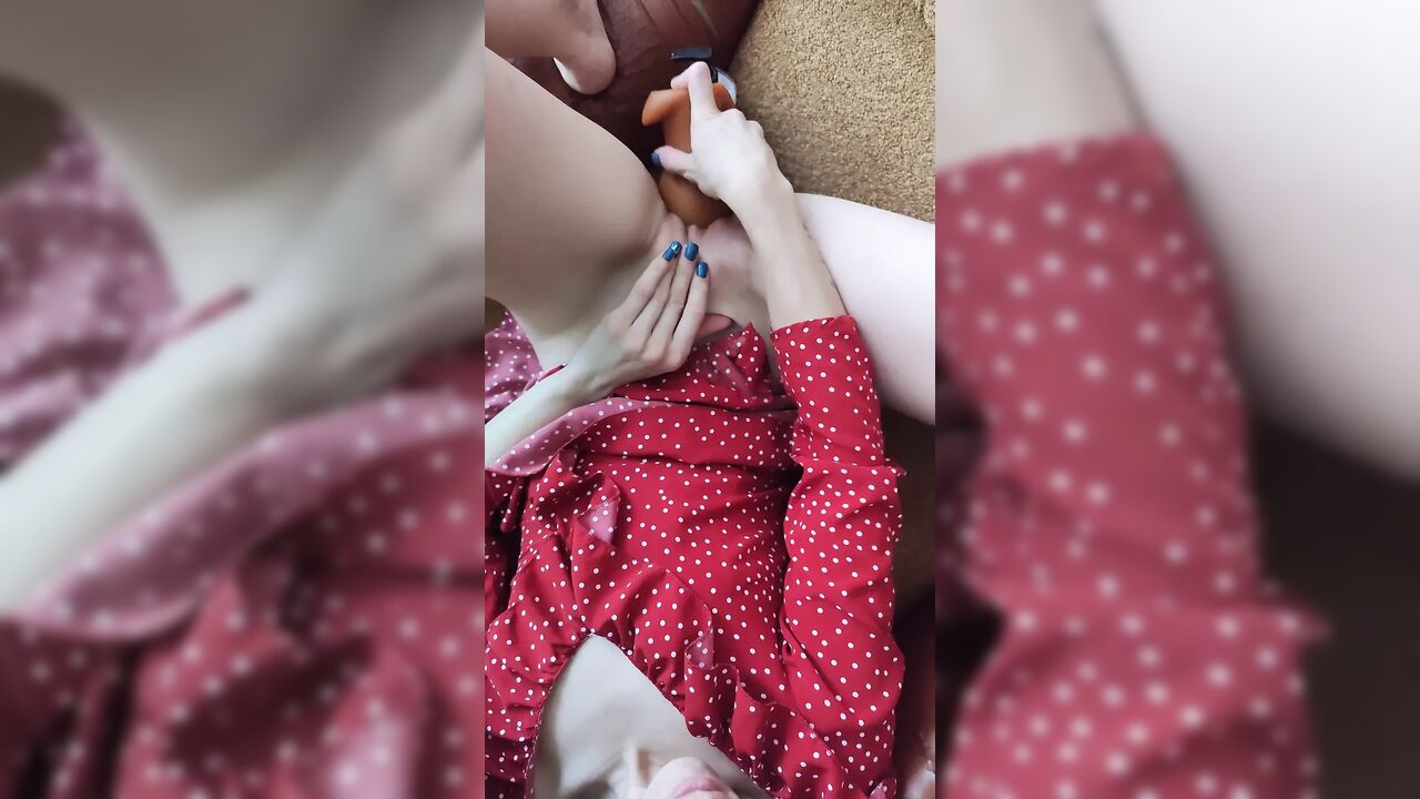 Watch this big dildo go inside me