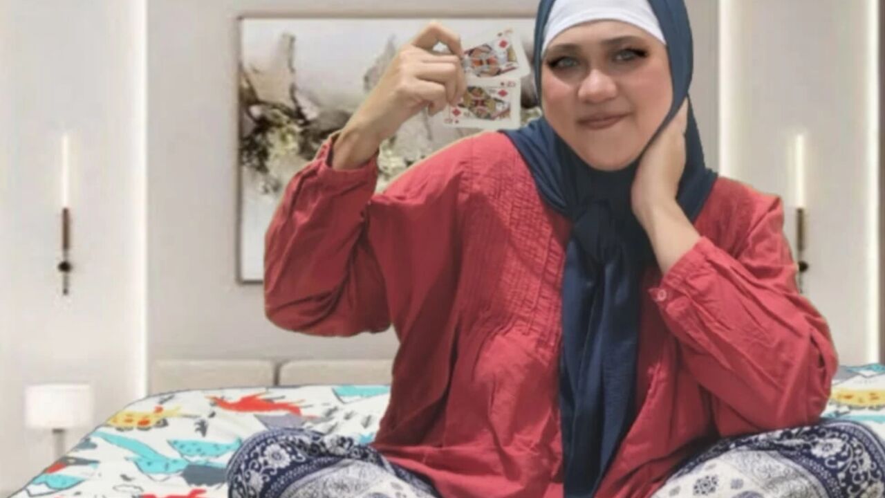 Istri muslim berhijab indo yang cantik dan pasangan asli lagi main kartu