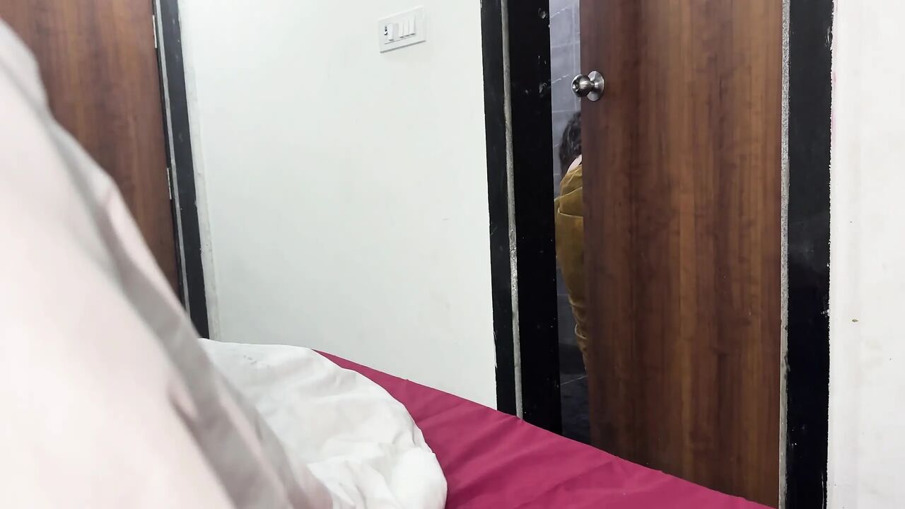 Convinced the Hotel Maid for Sex and Made Her Happy with His Big Dick