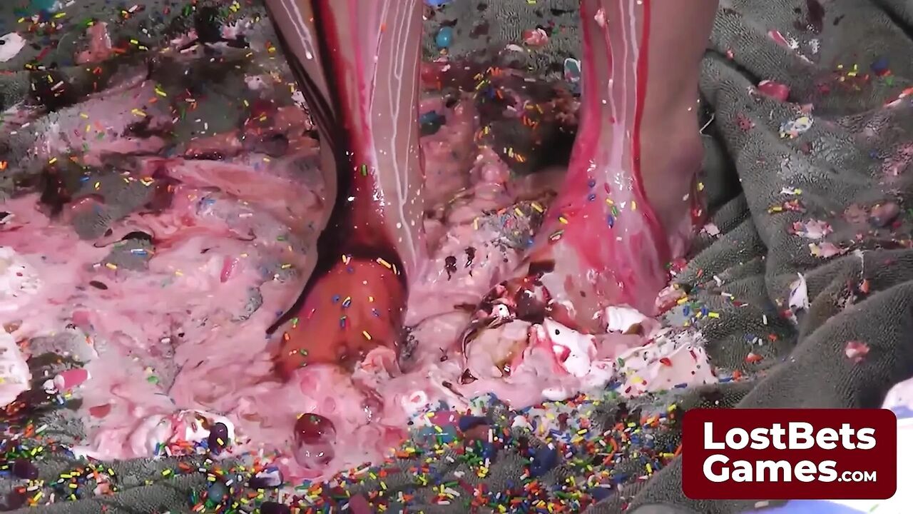 A Tantalizing Strip Facial Game Where Girls Take Turns with a Knob