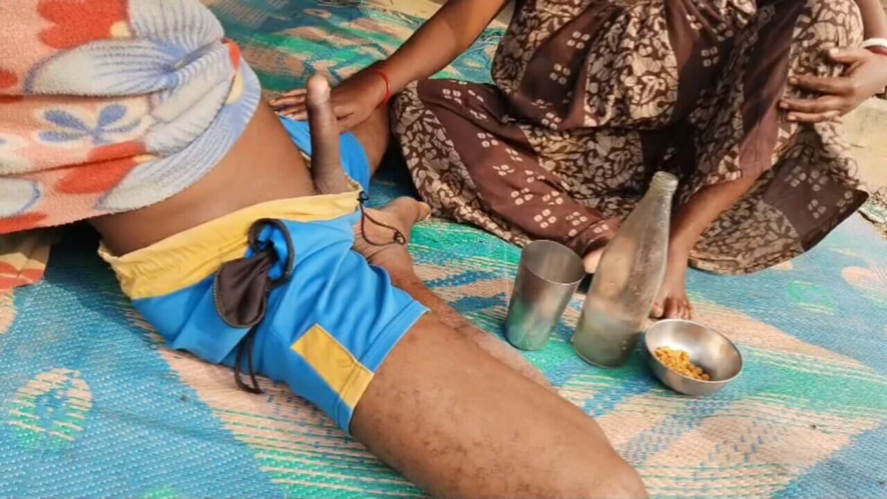 Pados ke bhabhi ke sath Daru Piya aur land chusaya