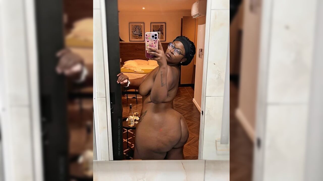 BBW Babe with big ass fucking herself with dildo