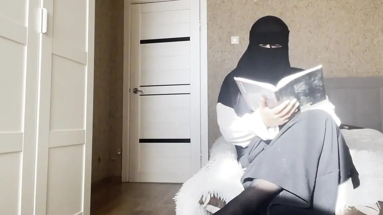 Arab MILF with Big Ass Gives JOI