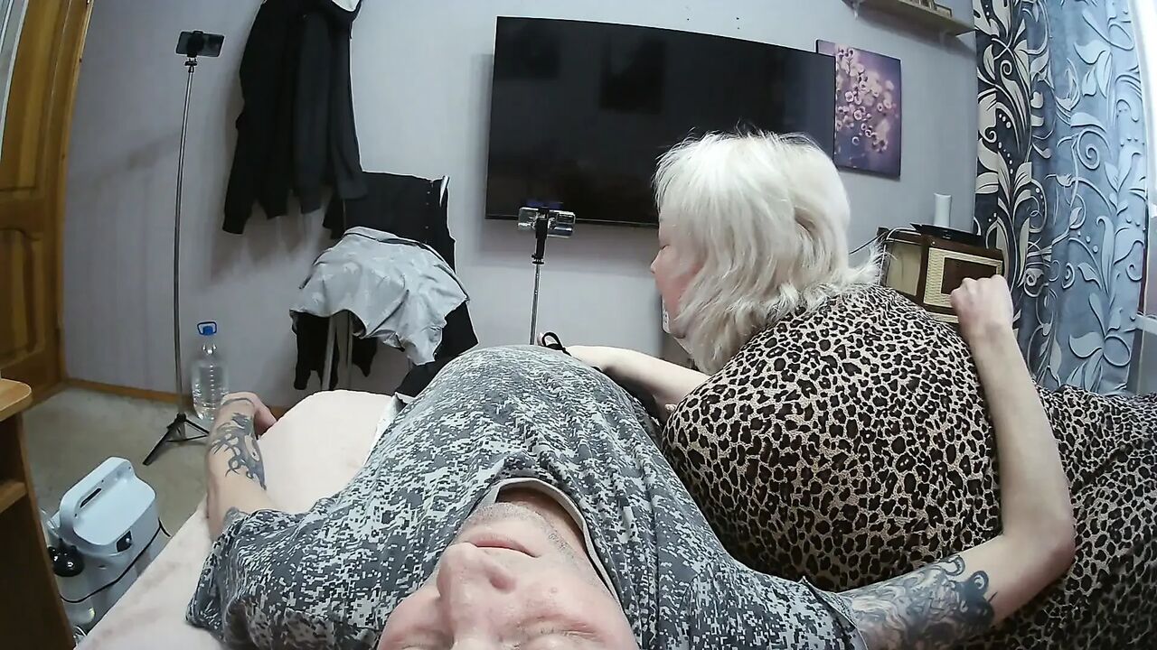 girlfriend gives blowjob to get a mouthful of cum
