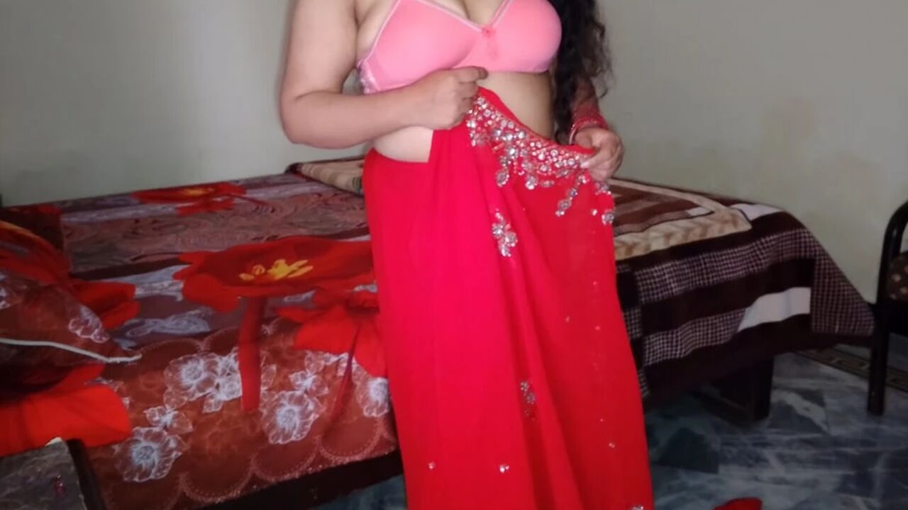 Desi young indian bhabhi seduces devar by showing off her sexy figure - in red saree