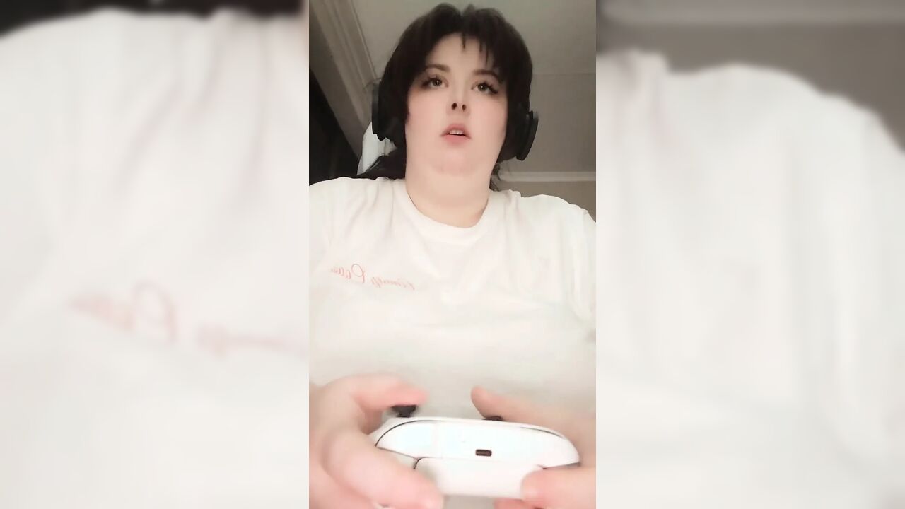 BBW Gamer Girl Masturbating Her Fat Pussy