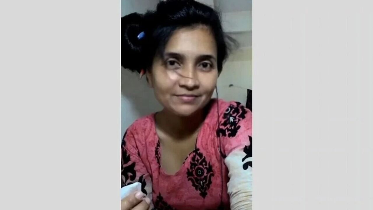 Hot Sexy Bhabhi Showing Her Body at Shower
