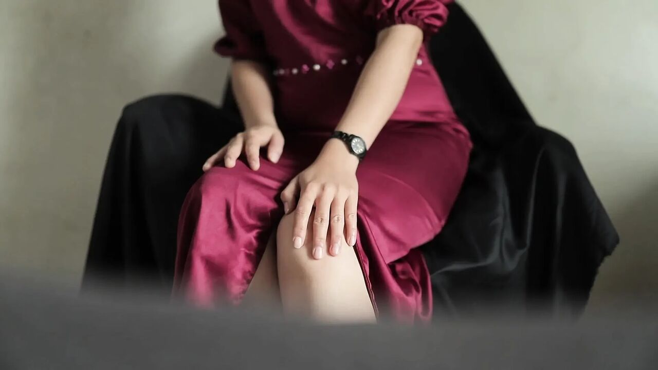 BEFORE GOING TO A FRIEND'S WEDDING, MASTURBATE DUKU UNTIL HER PUSSY IS MUDDY