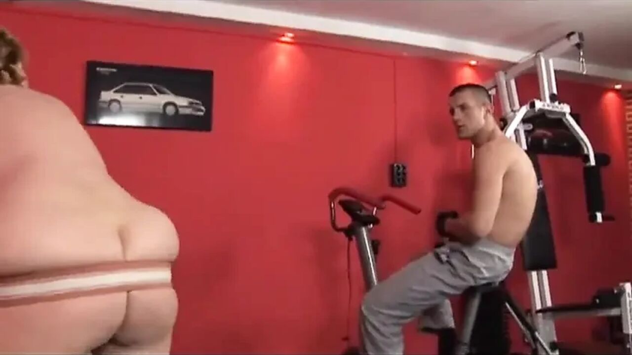 Fat milf fucking in the gym