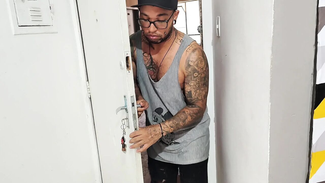 Brazilian Married Woman Seduces Her Bodyguard While Her Husband Watches