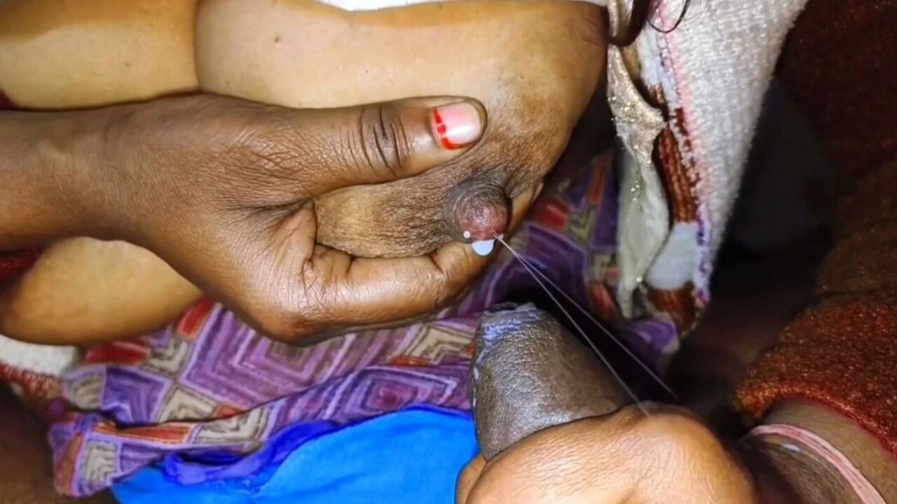 Priya bhabhi apne devar ke lund pe big boobs se dudh nikal ke handjob kiya aur chut me apne chudai karwa liya(Indian sexy video)