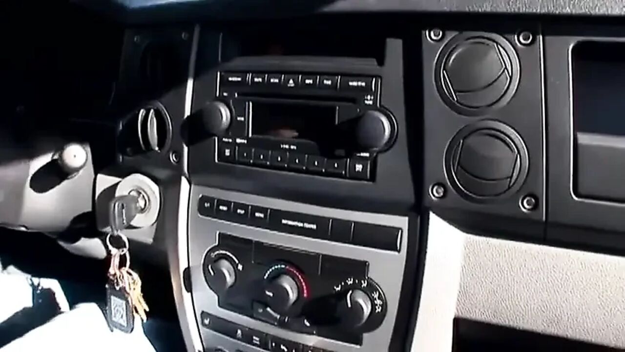 Alluring babe sucks hard cock in the car