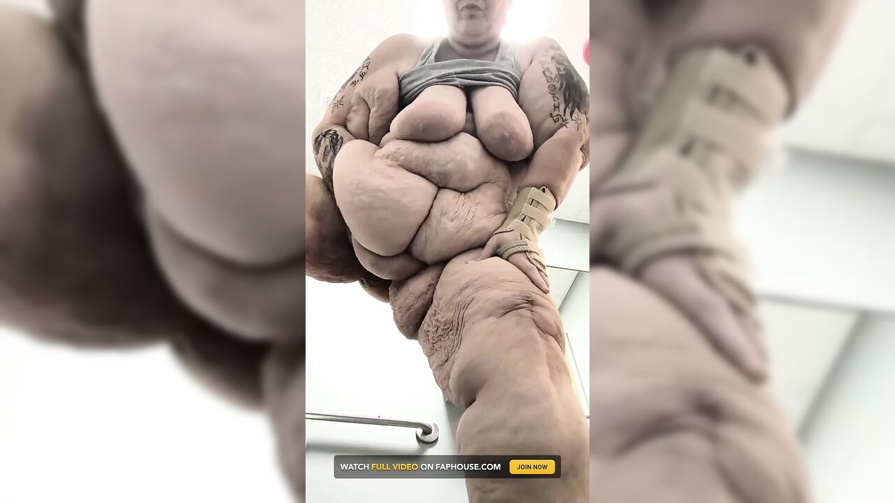 Horny Hairy Pussy Standing on the Floor Cums Landing