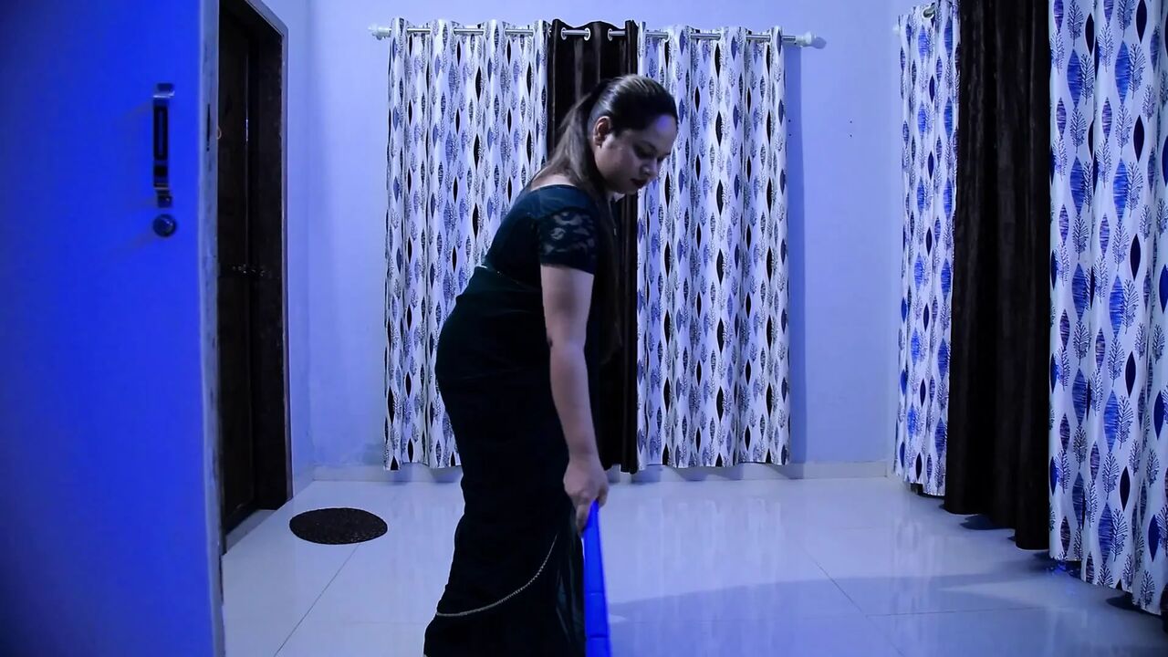 MAID WAS SHOCKED TO SEE HER MALIK PENIS ERECT