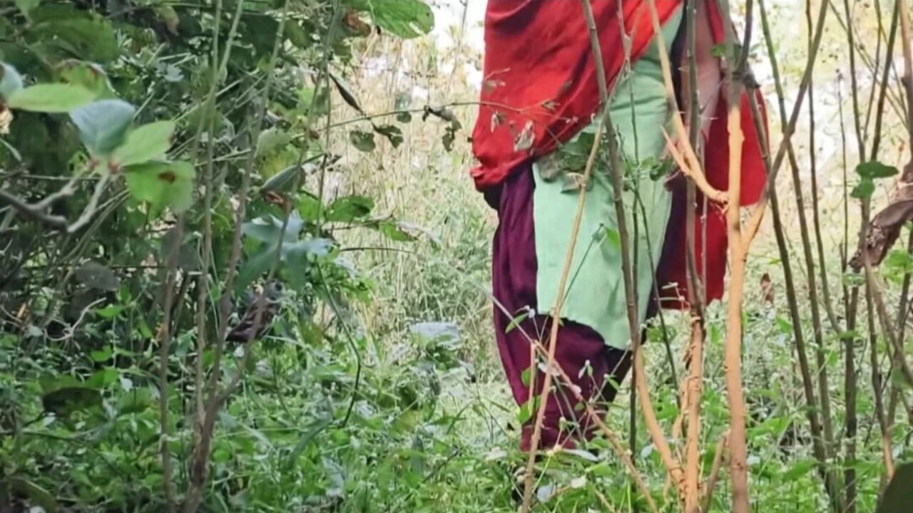 Desi Indian GF BF Jungle squirt 3 times hard-core tight pussy hindi sex , Desi beautiful Indian girl tight pussy fuck MMS Xxx