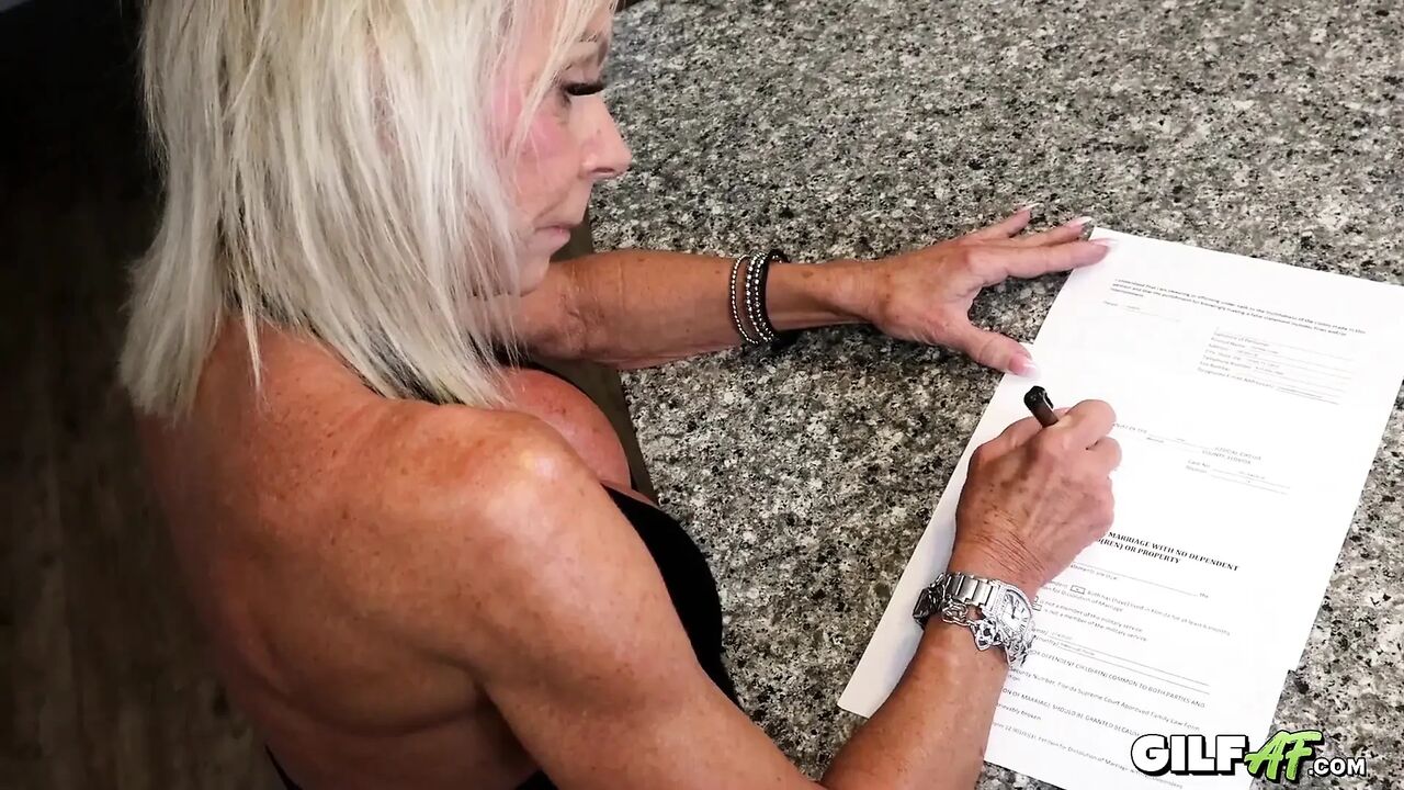 Big Boob Gilf Summer Angel Is Fresh Off a Divorce