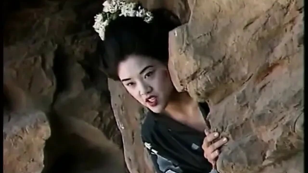 Asian Beauty Fingers Hot Chick Pussy in a Spa