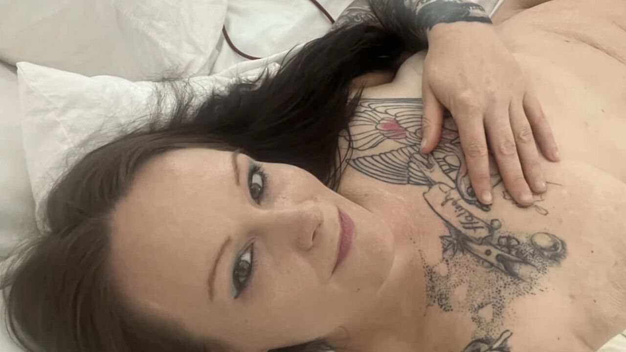 Beautiful babe makes pretty pussy cum