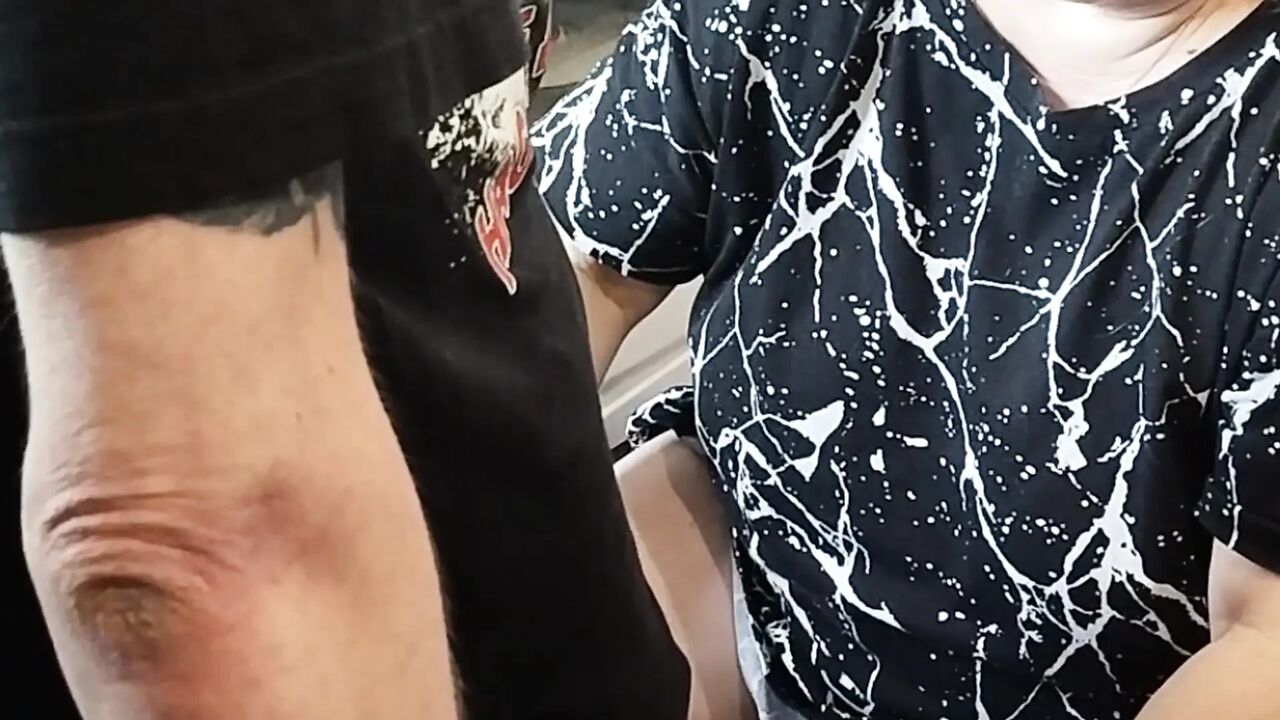 after a deep blowjob, the mother-in-law spat out the sperm