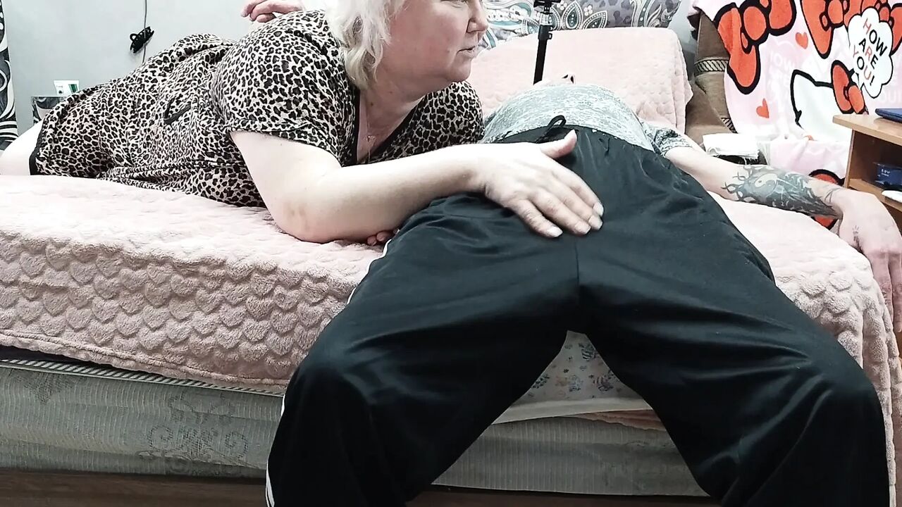 bitch does blowjob to get a mouthful of cum