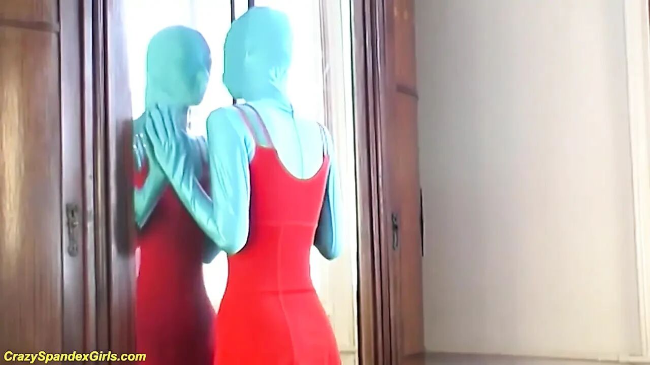 Hot babe feeling sexy in her zentai skintight spandex suit