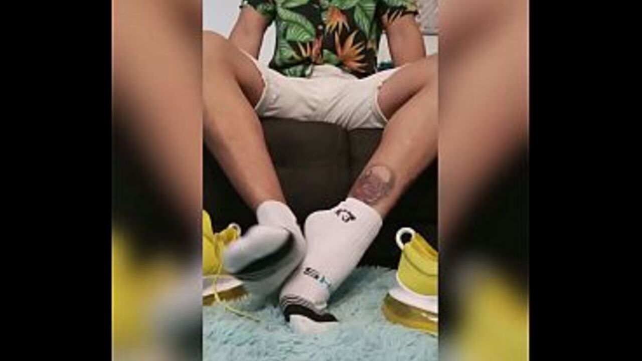 Lat&iacuteShow his Feet and Socks