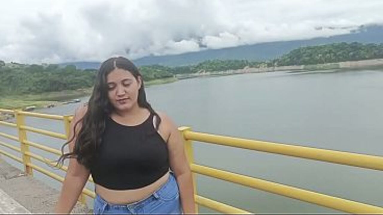 Girl abandoned by her boyfriend has sex with a stranger after he helps her out of shame
