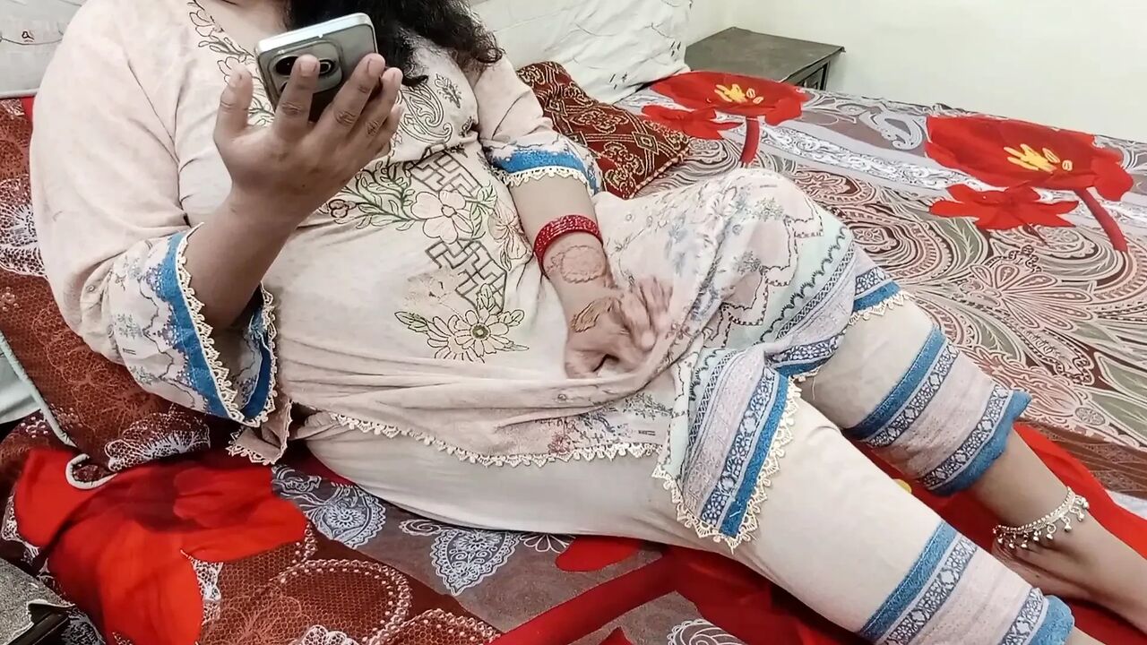Desi Hot Stepmother Wants Sex Without Lover