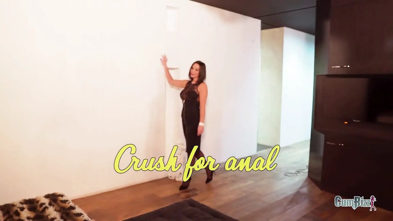 This slut makes man having a crush for anal