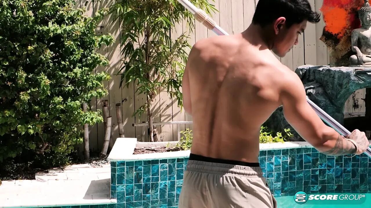 Divorcee Elise London fucks the pool boy