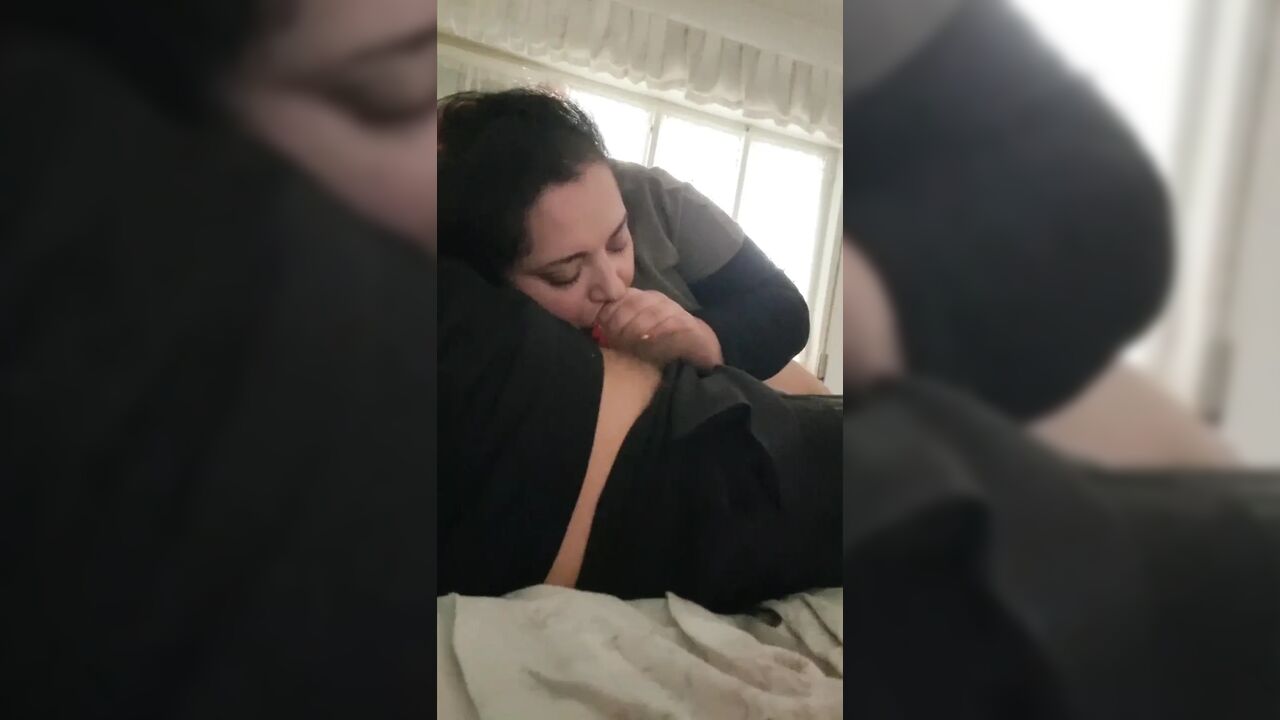 Bbw watches tv and sucks a cock