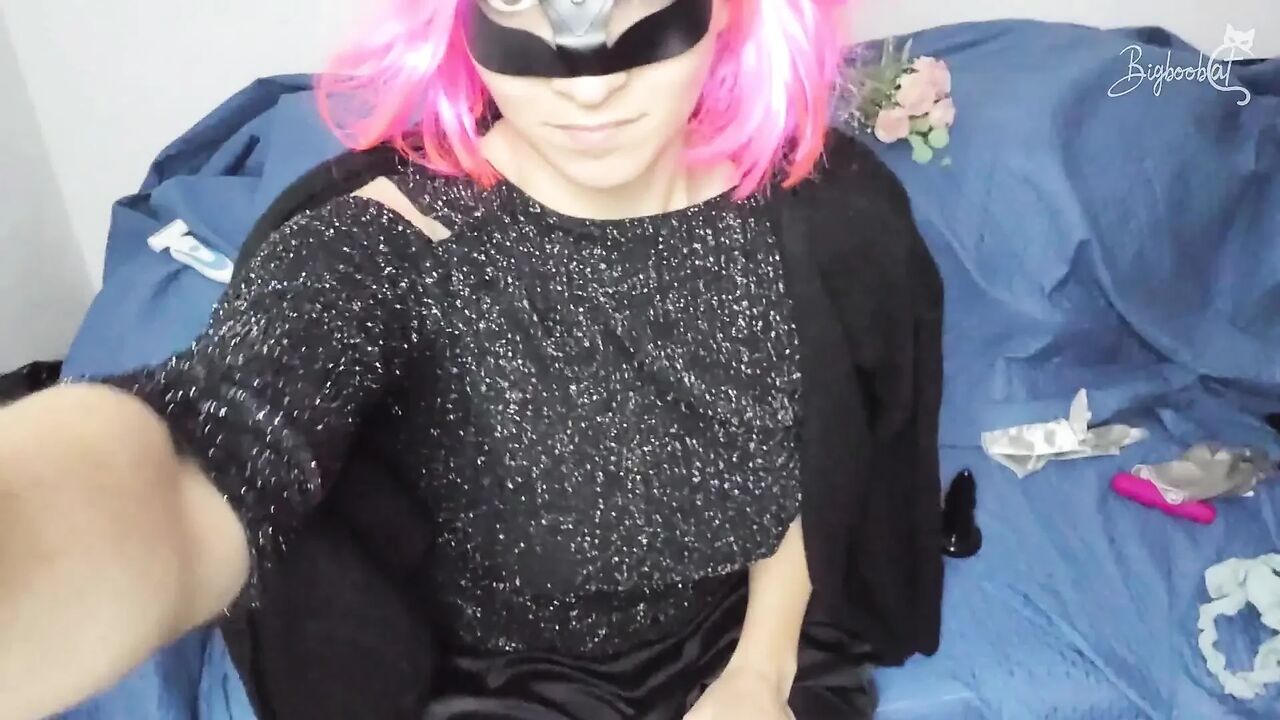 My pussy mask makes me so naughty! I'm touching myself now