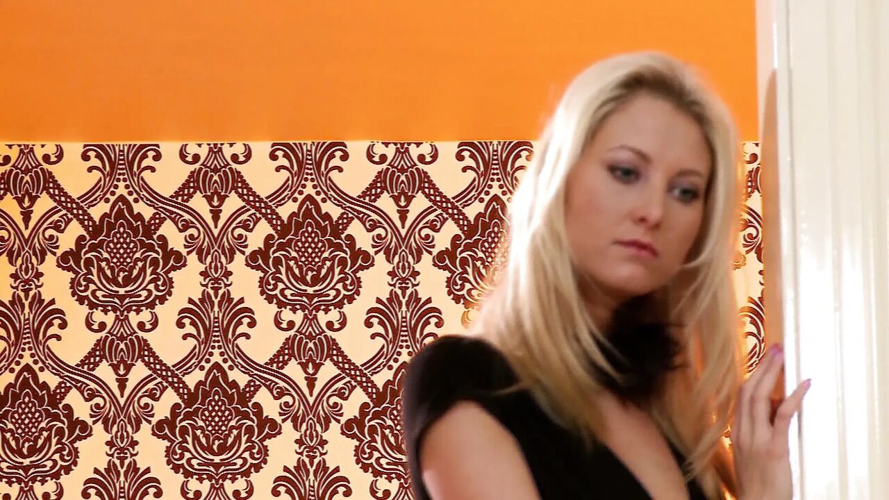 Blonde chick living room floor fucking