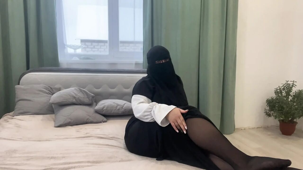 Mom's Arab friend in hijab and pantyhose gives jerk-off instructions