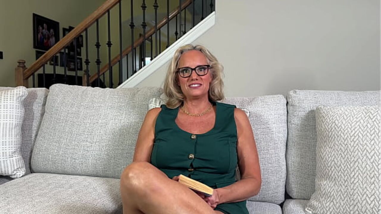 Gilf of the Year Nina Nite reads to you