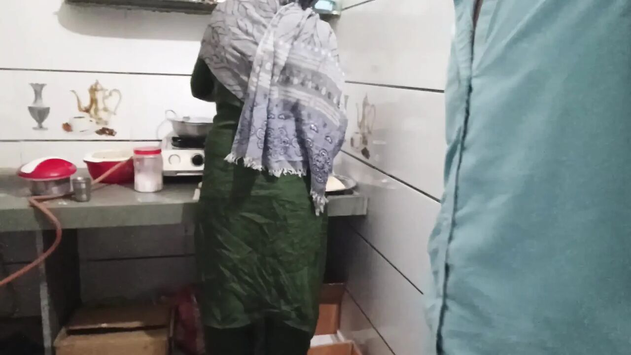Bhabhi ki Gand Mein ungali Kar Di khana banate hue