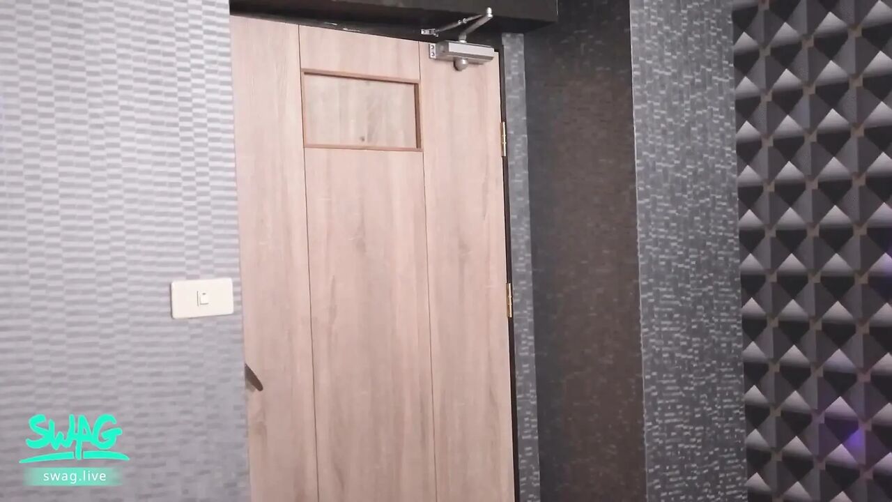 Having Sex with Big Tits Slut at a Local Karaoke in Taiwan