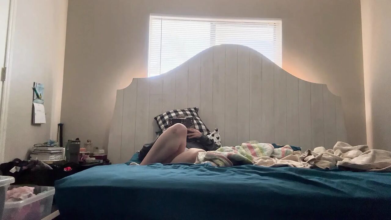 Fat girl reads books then plays with herself