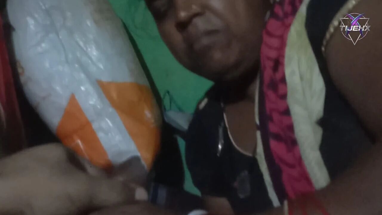 Desi real indian aunty seduced and fucked