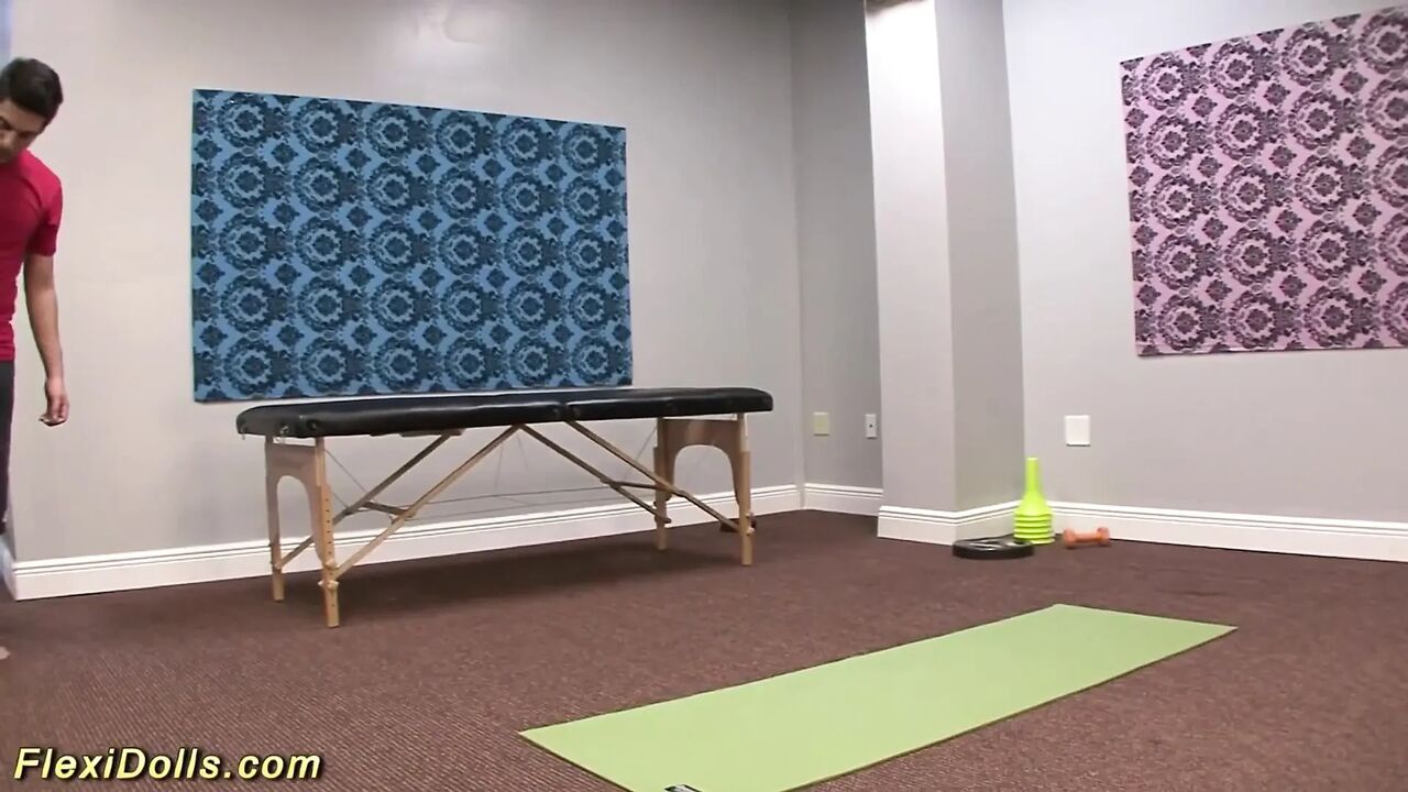 Contortion gymnast real doll Kali Kavalli oiled and flexi fucked