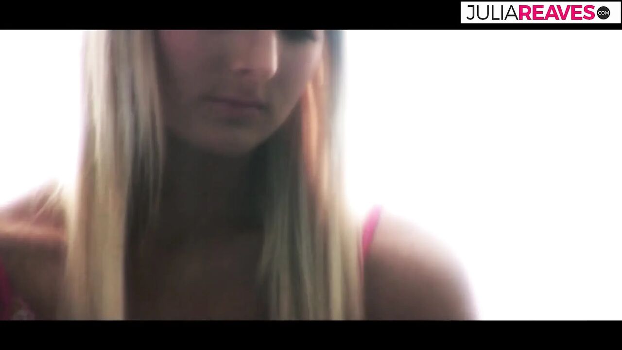 Horny Tenny Shows Her Seller the Way She Loves It