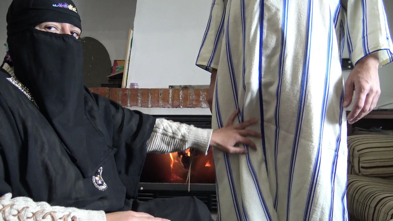 Muslim granny lets her landlord cum insider her mouth