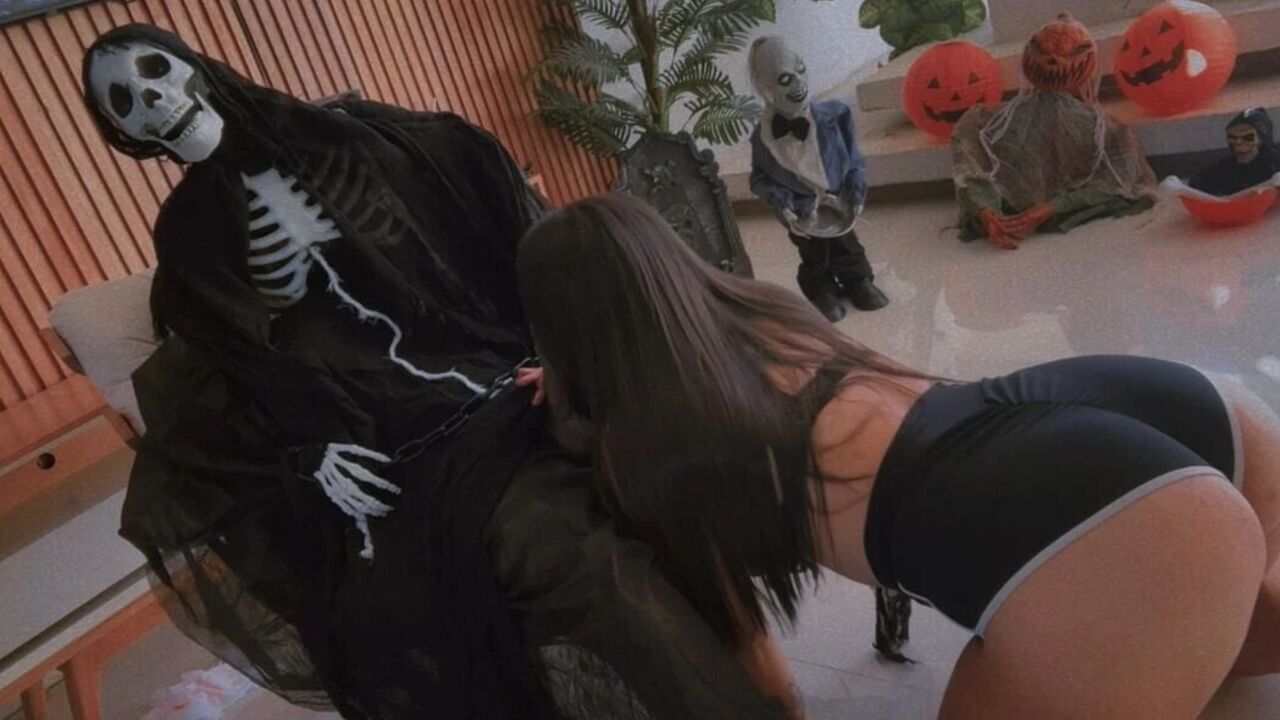 She Said She Was Going to Suck Until I Turned Into a Skull... Now All That's Left Is the Bone! ️