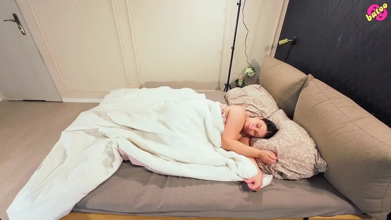 Hot Amateur Wife Waking up and Masturbating Before She Gets Out of Bed