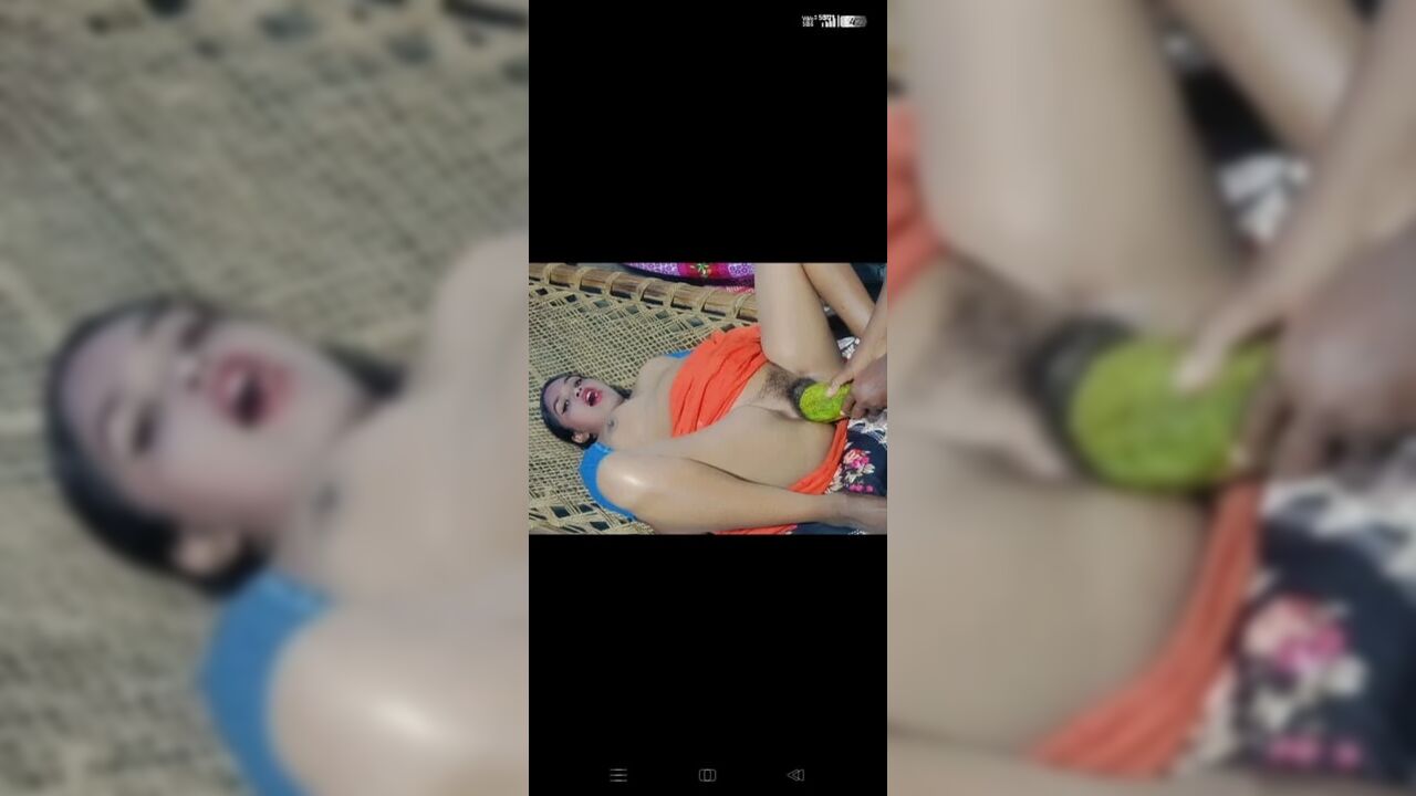 Desi bhabhi fucked by a cucumber, bur fat geyi,bhabhi chillane lagi