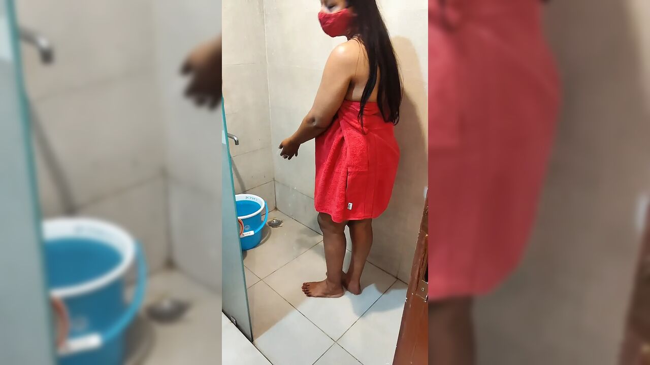 DESI HOT SEXY INDIAN BHABHI TAKING NUDE BATH