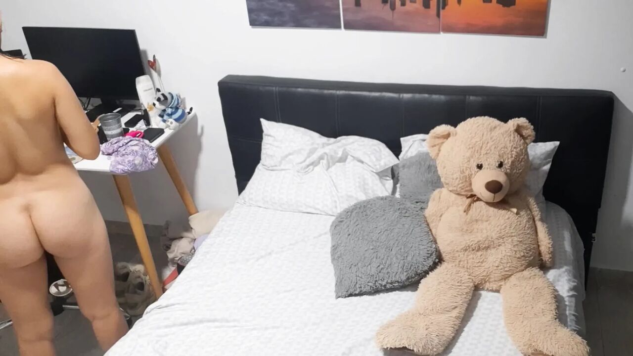 Hot Latina masturbates with pillow her hot pussy.