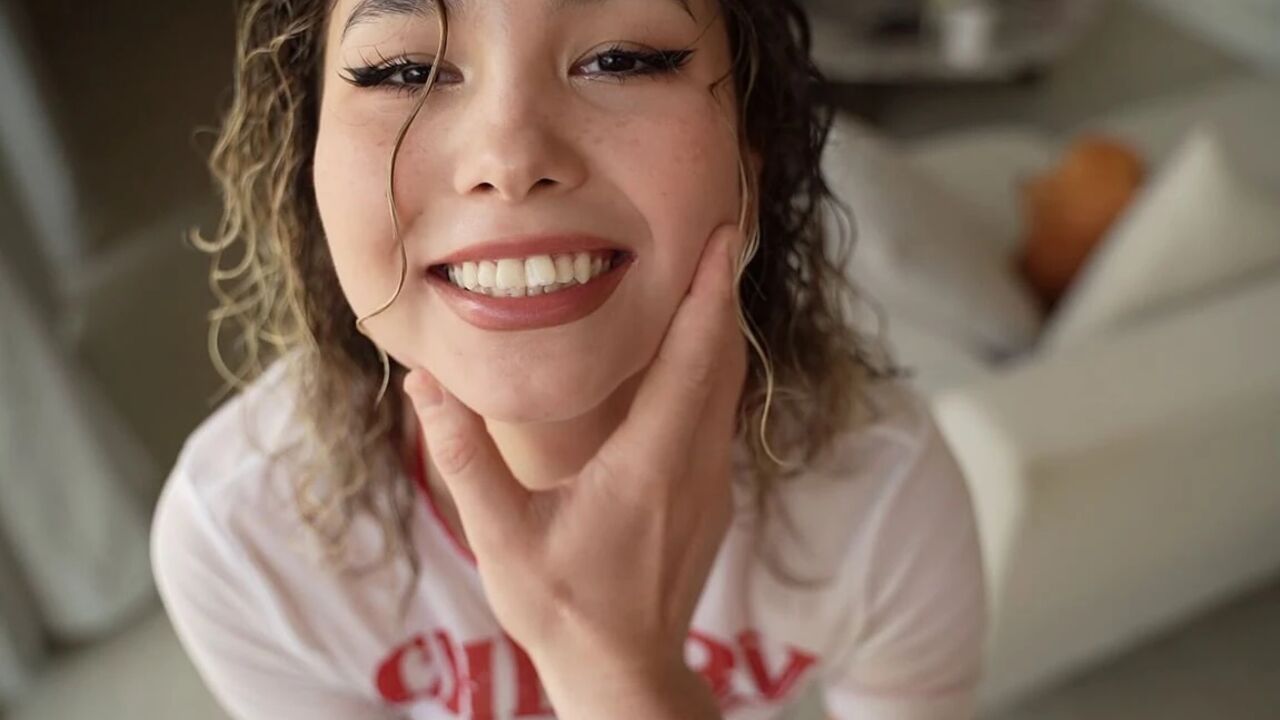 Ultra-babe Sucks My Dick Like a Chupachups
