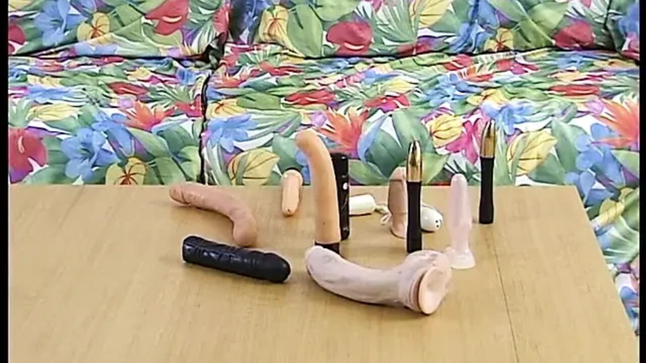 Amateur mature milf pushes big toy inside