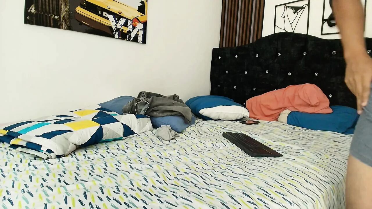 The neighbor arrives from another country and the house heats up